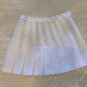 Head white pleated tennis skirt. Size 10.